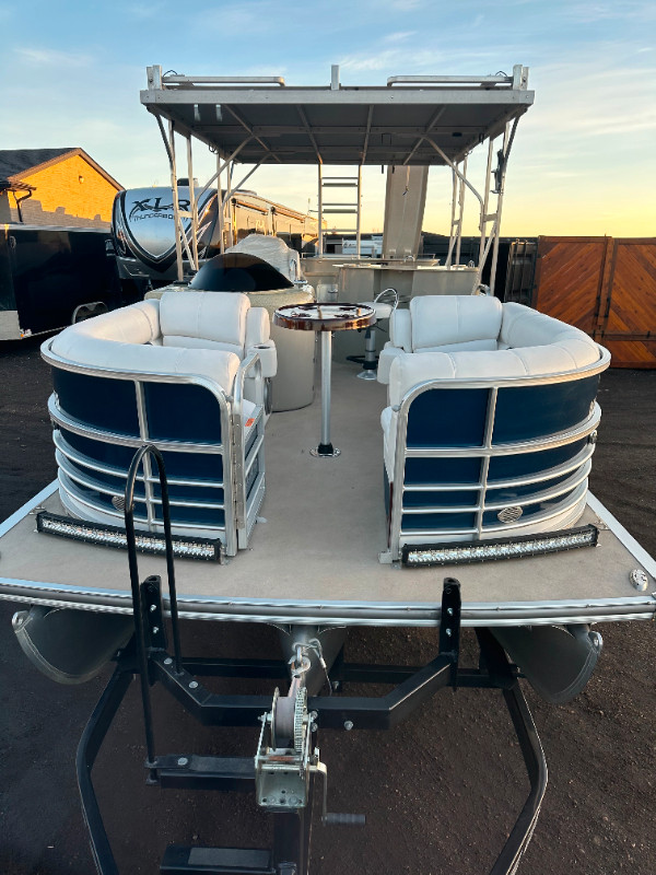 Pontoon with Upper Deck, Slide, Fridge, Sink, Bar, and More! in Powerboats & Motorboats in Calgary - Image 4