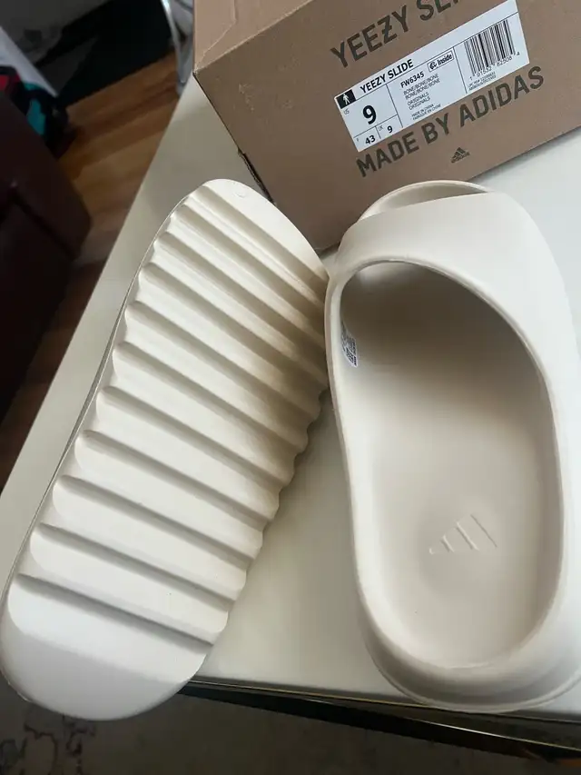 Yeezy slides Bone in Men's Shoes in City of Montréal - Image 7