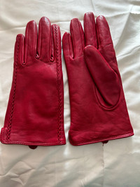 Women’s leather and fashion gloves size medium/large