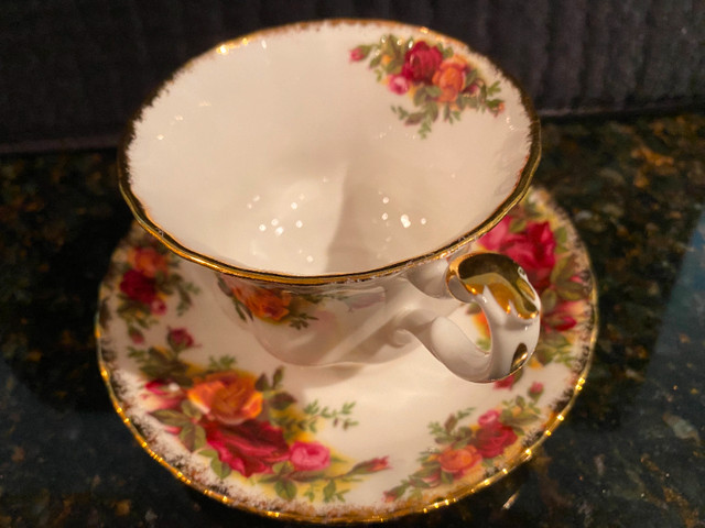 Royal Albert Old Country Roses Bone China Cup and Saucer in Arts & Collectibles in City of Toronto - Image 3