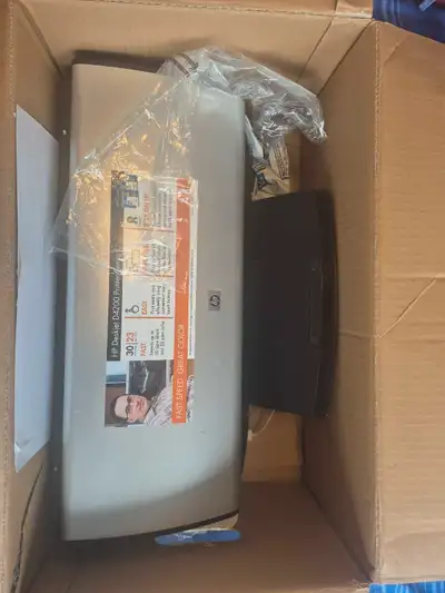 Imprimante à vendre Il manque le fil pour la brancher mais elle est à peine utilisée !
