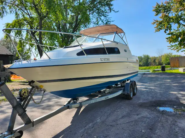 2002 Bayliner Siera Classic 2252,  22.5ft cruiser in Powerboats & Motorboats in City of Montréal - Image 2