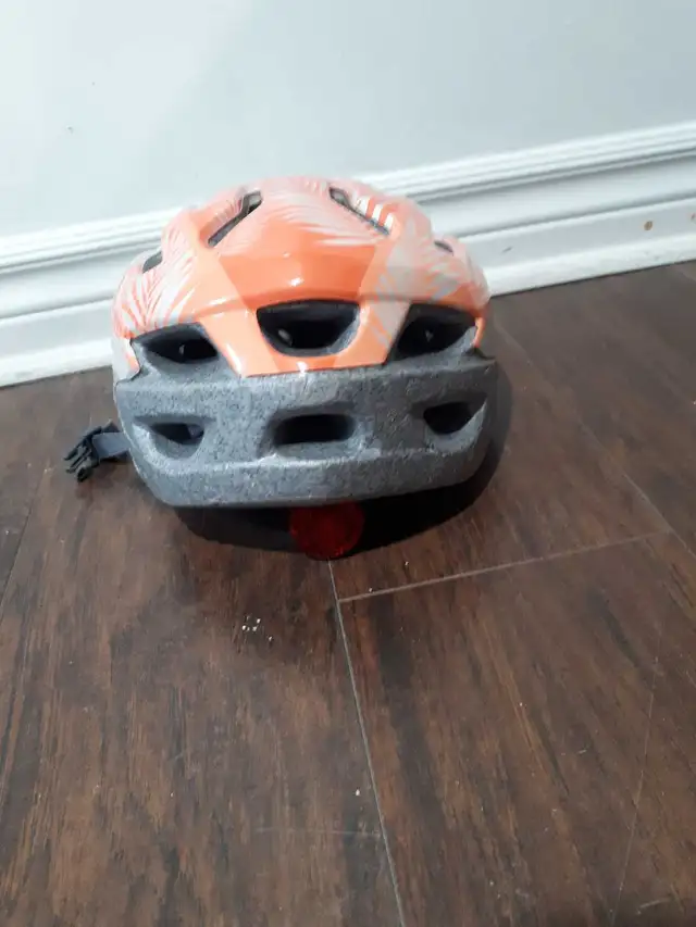 KIDS BIKE HELMET  in Kids in Windsor Region - Image 4
