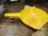 Vintage Tupperware Yellow Colander Strainer With Handle #1200 Qu