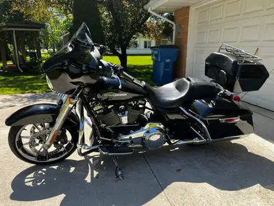 2023 HD Street Glide with rear saddlebag guards, quick release bracket and trunk tour pack luggage a...