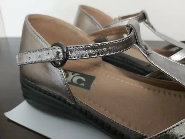 NYC Stacey Women's Enclosed Sandal Shoes - Size 9 - With Box in Women's - Shoes in City of Toronto - Image 9