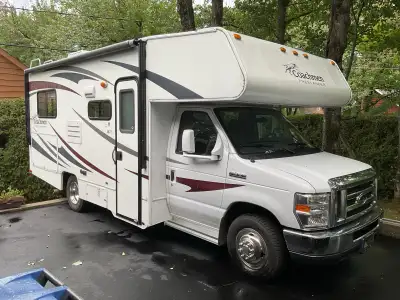 Coachmen Freelander 2012 Modèle QB 21 sur Ford E-350 66,000 Km Banquette neuve et matelas neuf, gran...
