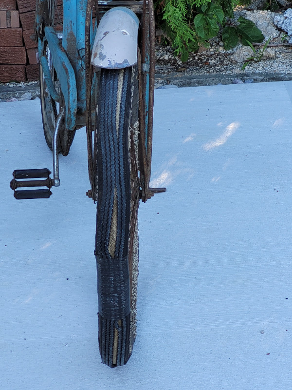 Old rusty Sunshine Waterloo balloon tire bicycle in Arts & Collectibles in Owen Sound - Image 2