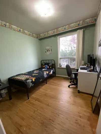 - 1 room in a unit of 3 bedrooms, 1 big living room, 1 dinner room, 1 kitechen and 1 washroom locate...