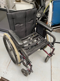 chaise roulante large avec roue anti-crevaison 
