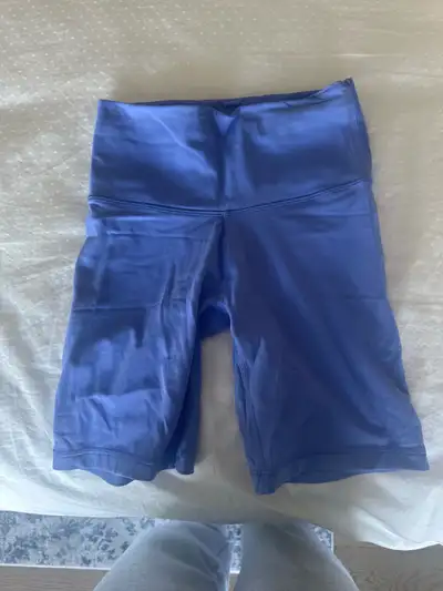 Get ready to turn heads with these playful purple Aritzia biker shorts! These 7-inch shorts are a si...