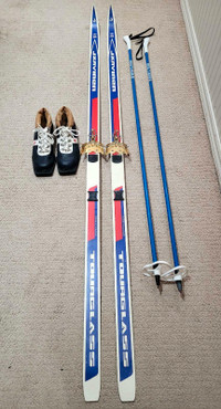 Cross Country Ski set - Waxless - Womens 8 - 8.5 or Mens 7 - 7.5