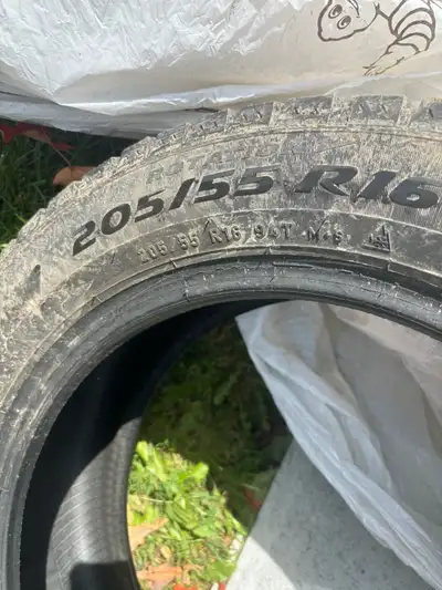 Pneus d’hiver cloutés Pirelli 205/55/R16