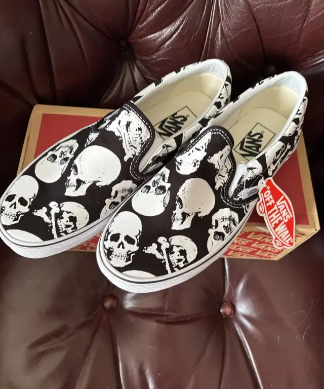 NEW in Box Skull Halloween Vans Slip-On Shoes VNOA38F7HOB sz 8.5 in Women's - Shoes in Calgary - Image 3