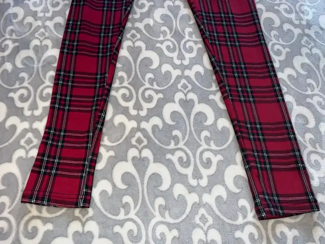 Streetwear Society Women’s Red Checkered Leggings in Women's - Bottoms in Oshawa / Durham Region - Image 5