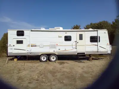 Great family camper Bunk house style One slide out 4 bunk bedroom at back Queen bedroom at front Bat...