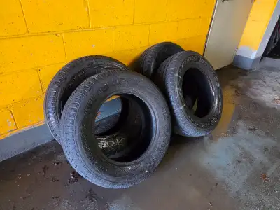 Bonjour, Je vends un ensemble de 4 pneus d’été / quatre saisons de marque GT Radial Savero HT Plus,...