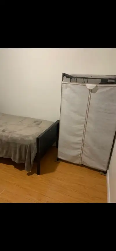 A furnished room in a private floor with bathroom, washroom and laundry for weekly basis rent. Very...