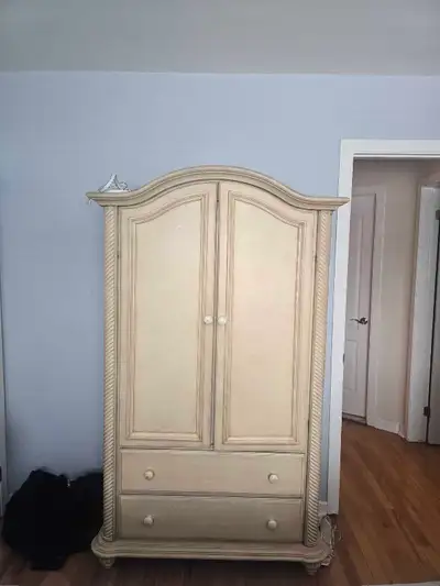 Armoire en bois beige, View more