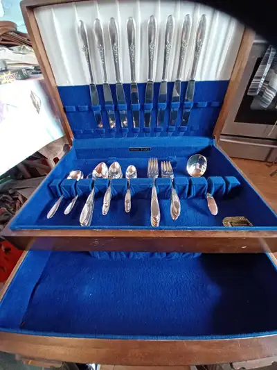 Very nice set of Vintage 1941 Oneida Fantasy Tudor Plate silver Plate flatware. In wooden storage ch...