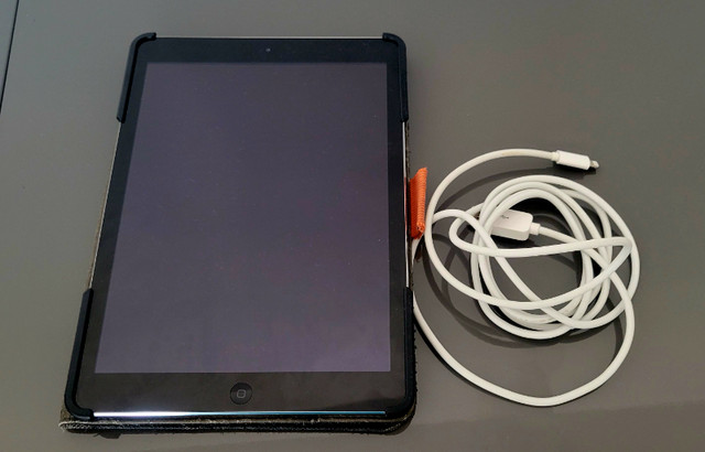 Ipad Air A1474 32GB avec étui dans iPad et tablettes  à Lévis
