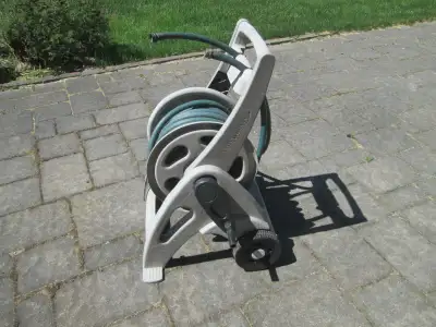 Dévidoir sur chariot et boyau d'arrosage de 100 pieds, View more