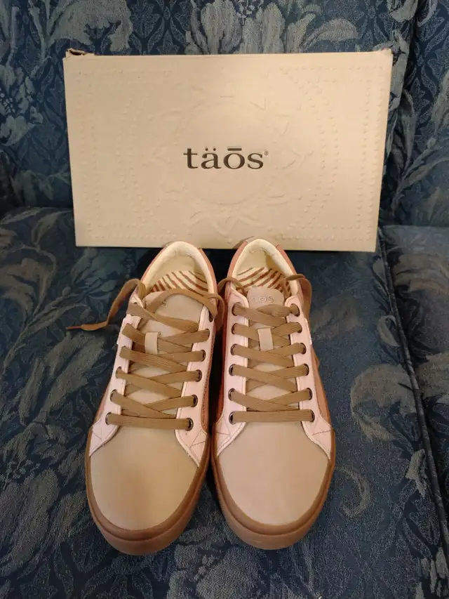 Taos Women's Shoes Size 9. in Women's - Shoes in Norfolk County - Image 2