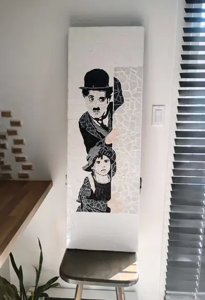 Table solide en mosaïque de céramique, reproduisant une scène du film "The Kid" de Charlie Chaplin....