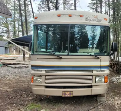 Class A Motorhome with Fordd 460 V8. Upgraded Lights to LSD, TV to 32" Smart, Radio with Bluetooth,...