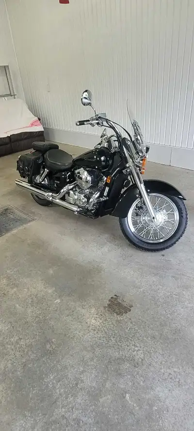 Honda shadow 2004 750cc Odomètre 56916 KM excellente condition Pneu et freins avant neuf Saccoche en...