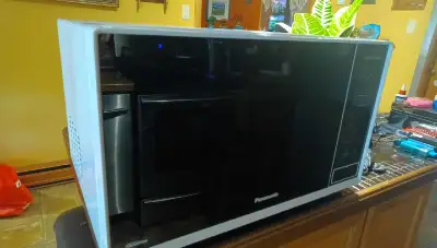 Je vends un micro-ondes Panasonic Genius de 1200W en bon état. Ce micro-ondes est idéal pour une uti...