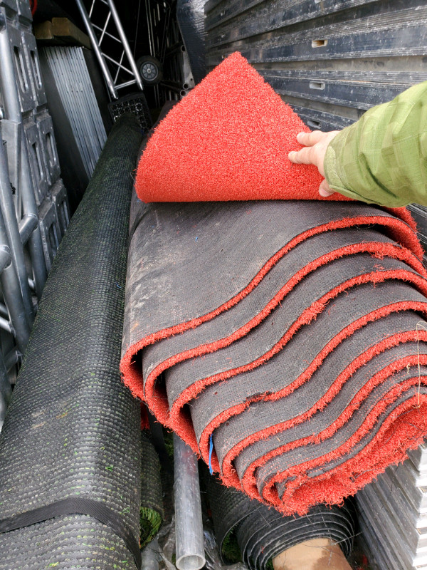 Rouleaux de tapis rouge extérieur dans Tapis et moquettes  à Saguenay