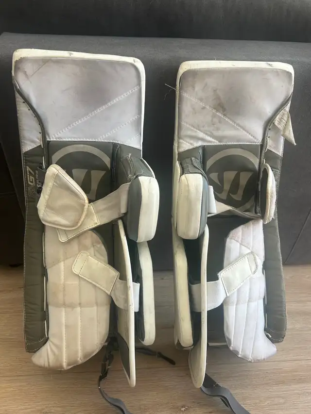Full set of used, high quality youth goalie gear in Hockey in City of Toronto - Image 3