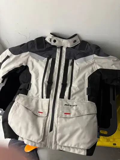 This is a large Revit Sand 3 motorcycle jacket, perfect for any rider looking for protection and com...
