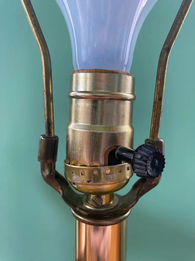Vintage Real Brass and Ceramic Table Lamp - Heavy (works) in Indoor Lighting & Fans in Oakville / Halton Region - Image 6