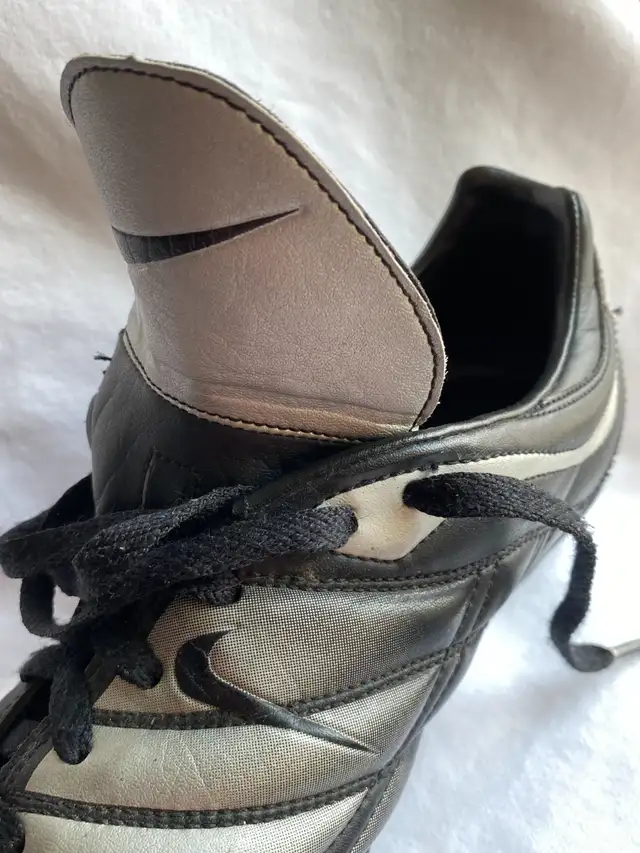 NIKE Men's/Youth Outdoor Soccer Cleats, Size 8.5, Black & Silver in Soccer in Markham / York Region - Image 6