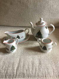 CHRISTMAS GRAVY BOAT TEA POT CUP of 6 Piece Dishes