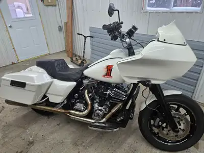Road Glide Stage 4, la moto a été refait au complet chez Speed Trix en 2024, 20k d'investie, le mote...