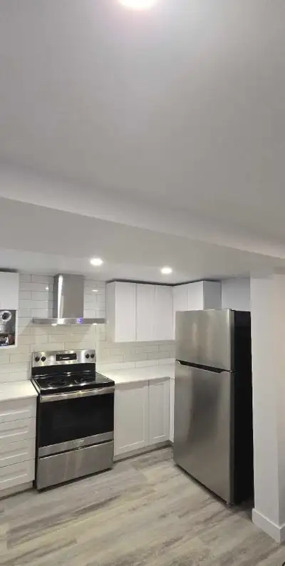Luxueux 3 ½ de 700 pi2! – Neuf avec cour anglaise & 4 électros inclus ! Loyer : 1 800 $ / mois Dispo...