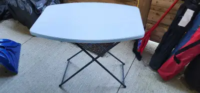 This pre-owned Cosco folding table features a durable grey resin top and a sturdy metal frame, makin...