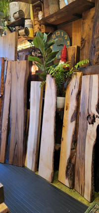 Tablettes en bois local 