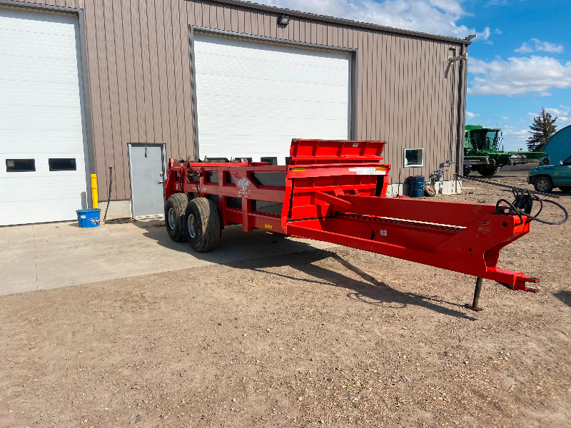 Manure spreader Farming Equipment Lethbridge Kijiji