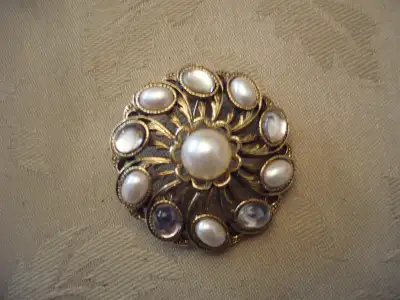 VINTAGE LADIES COSTUME JEWELRY” BROACH” #J-9 • 1 ¾” INCH Round broach. • Gold Tone • Safety pin lock...