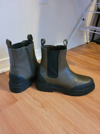 AE Chelsea Boots - W 8.5