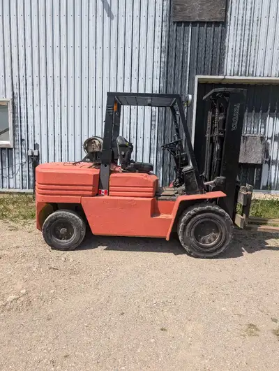 1995 Toyota 10000 lb capacity Triple Mast with Sideshifter Standard size forks included Has current...