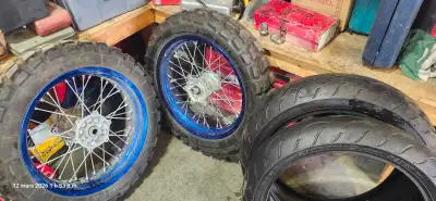 Roues de Drz 400 sm 2023 oem ,peu utilisé avec tire 60/40 dessu et tire de sm neuf aussi qui viens a...