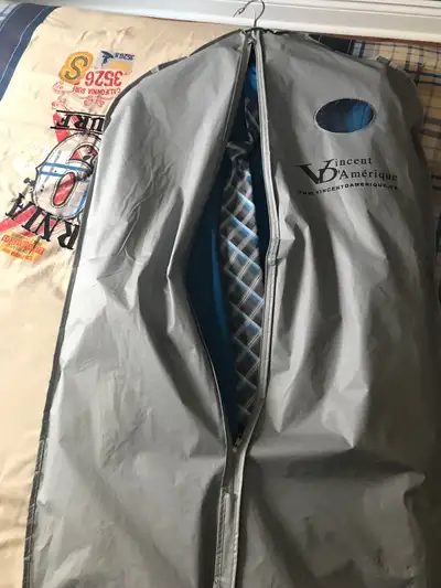 Veston grandeur 40R, pantalon grandeur 33 chemise 15 1/2 R coupe régulière. Voir photo pour la coule...