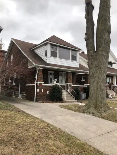 hardwood floors and oak trim 2 bedroom 1 bathroom