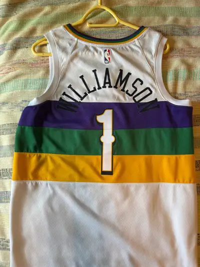 lot de camisoles NBA et jersey NFL, View more