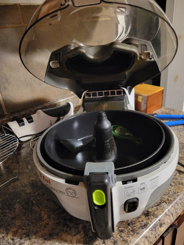 T-Fal Actifry - Family Size - Great Condition in Microwaves & Cookers in Gander - Image 3